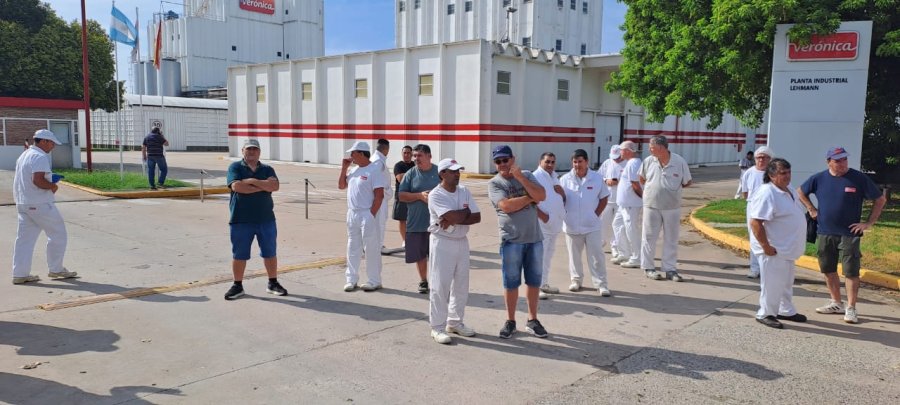 Trabajadores de Ver&oacute;nica, el viernes por la ma&ntilde;ana frente a la empresa.