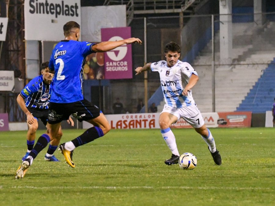 DEBUT. Atl&eacute;tico ante Almagro, partido que finaliz&oacute; 0 a 0 en el Monumental.
