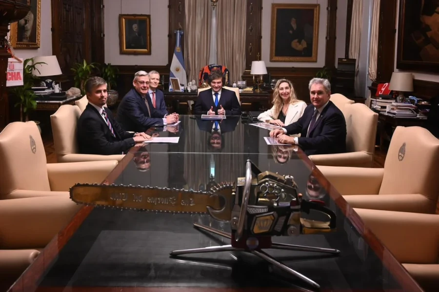 Milei, Karina y Quirno en reuni&oacute;n de trabajo con autoridades de Victoria Corp.