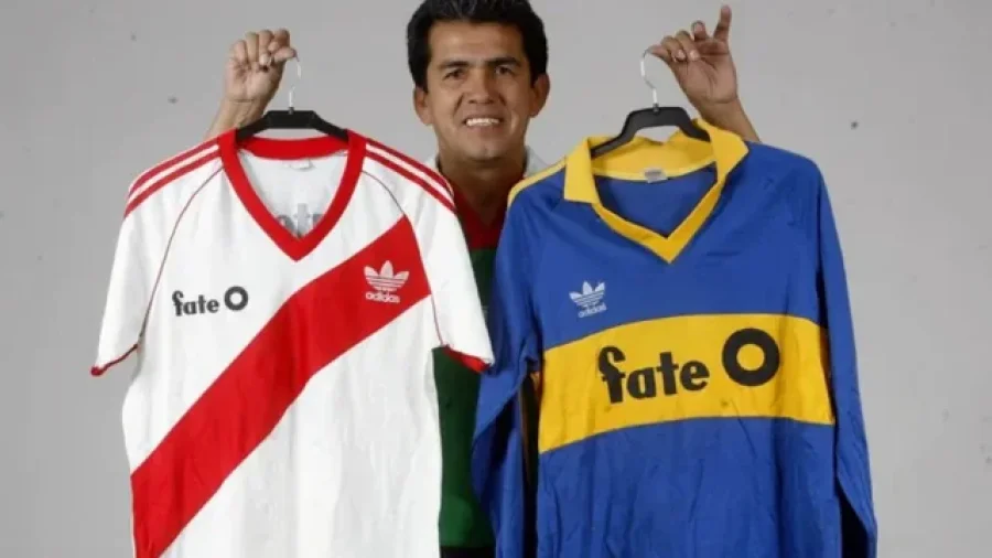Milton Melgar us&oacute; las dos camisetas.