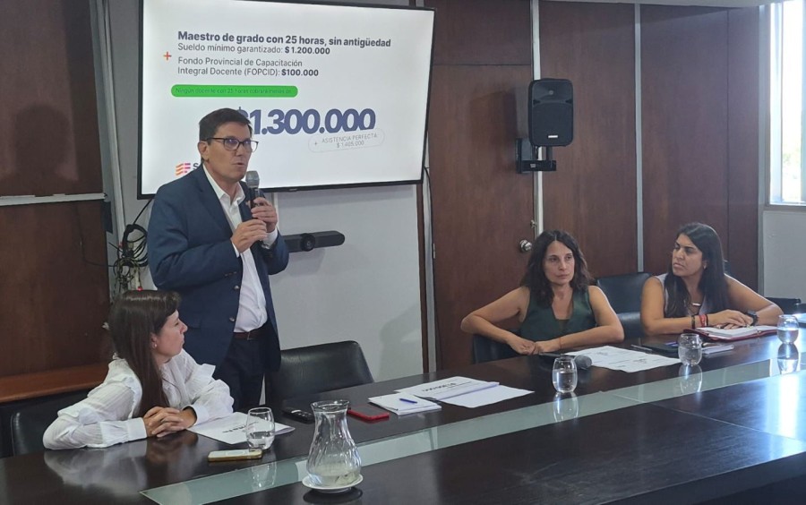 El ministro de Educaci&oacute;n, Jos&eacute; Goity, al dar detalles de la propuesta salarial del Gobierno ante los representantes gremiales durante la reuni&oacute;n paritaria de este mi&eacute;rcoles por la tarde.