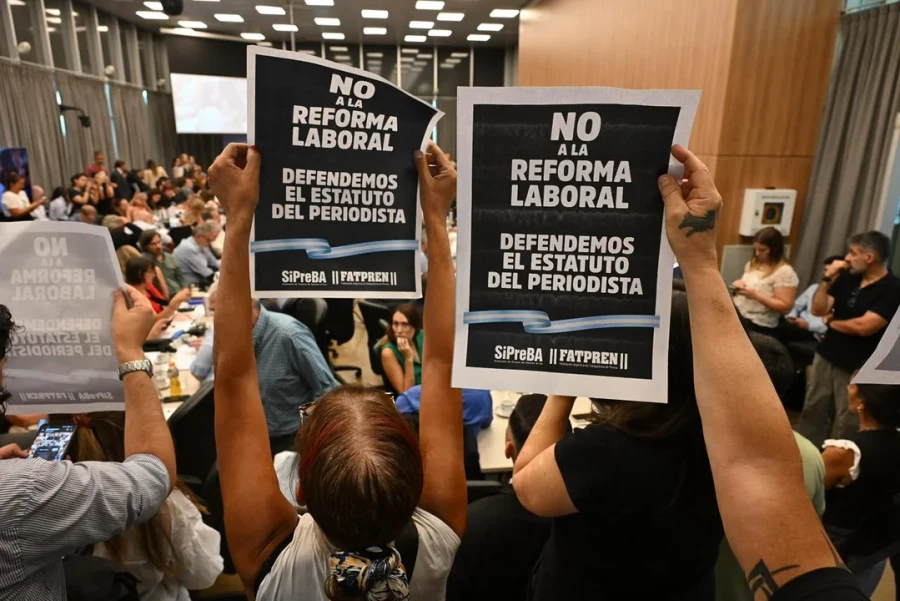 Durante el plenario de comisiones hubo rechazos a la reforma laboral y al conjunto de cambios que propone. (FOTO NA)