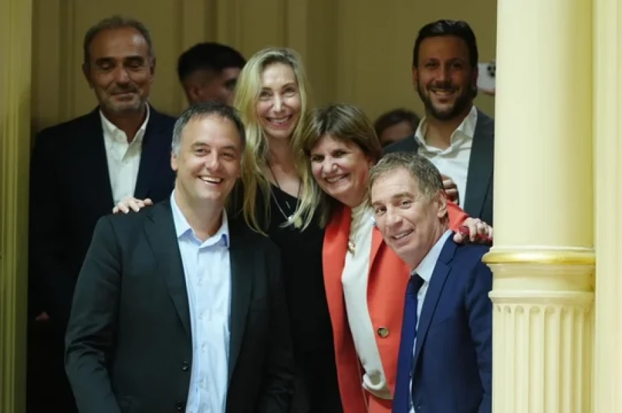 La mesa pol&iacute;tica sigui&oacute; desde el recinto la media sanci&oacute;n de la reforma laboral en el Senado.