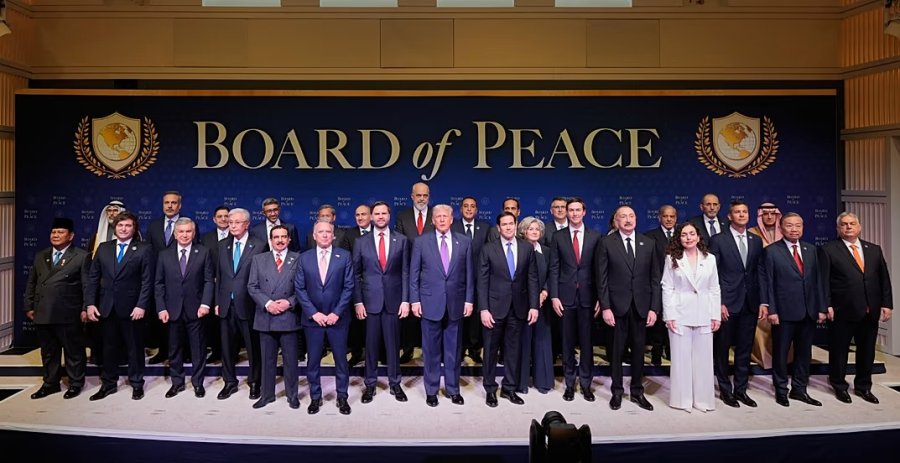 El presidente Donald Trump junto a otros l&iacute;deres mundiales antes de una reuni&oacute;n de la Junta de Paz en el Instituto de la Paz, en Washington. (FOTO AP)