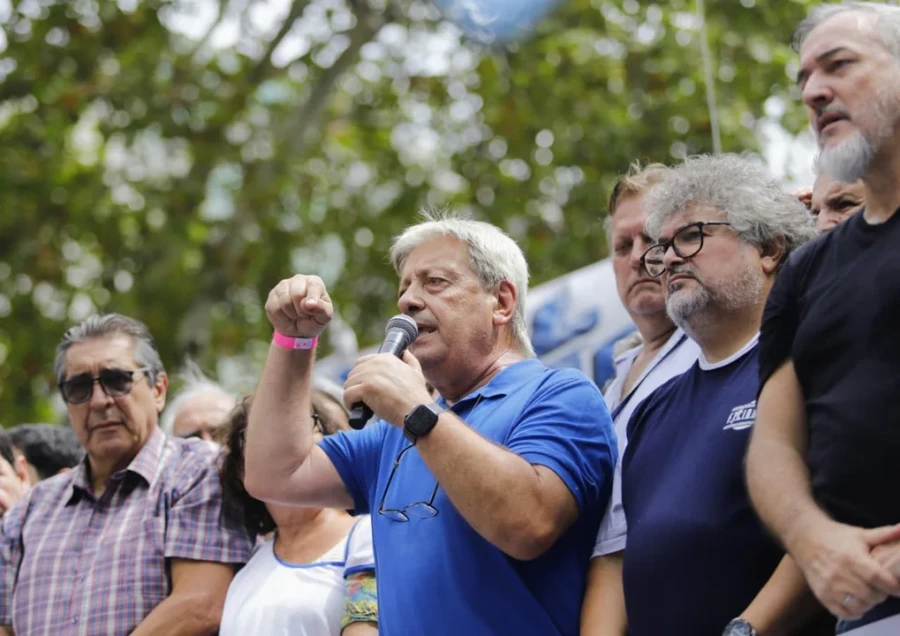 Abel Furl&aacute;n (UOM), Daniel Yofra (Aceiteros) y Rodolfo Aguiar (ATE) en la marcha frente al Congreso. (FOTO NA)