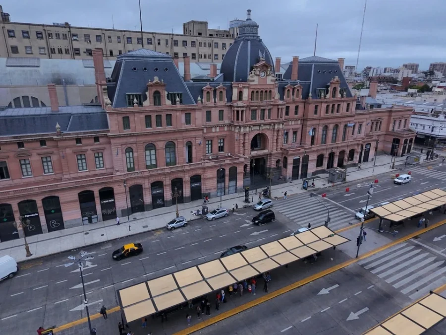 La estrat&eacute;gica estaci&oacute;n de Constituci&oacute;n en la ciudad de Buenos Aires, pr&aacute;cticamente vac&iacute;a. (FOTO NA)
