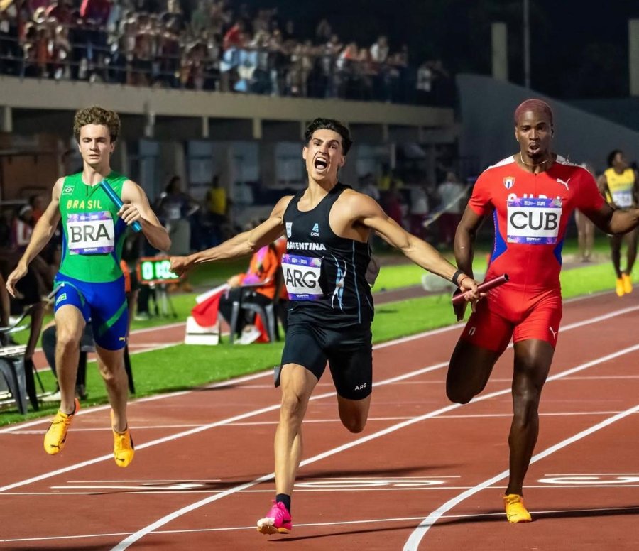A FONDO. El velocista en la llegada de la Posta 4x100 que obtuvo la medalla de bronce en los ASU 2025.