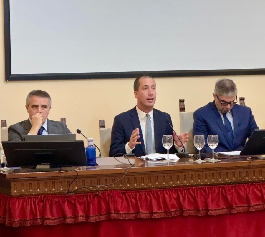 El Dr. Pablo Lorenzetti (centro) durante una de las conferencias en Espa&ntilde;a. (FOTO PRENSA PODER JUDICIAL)