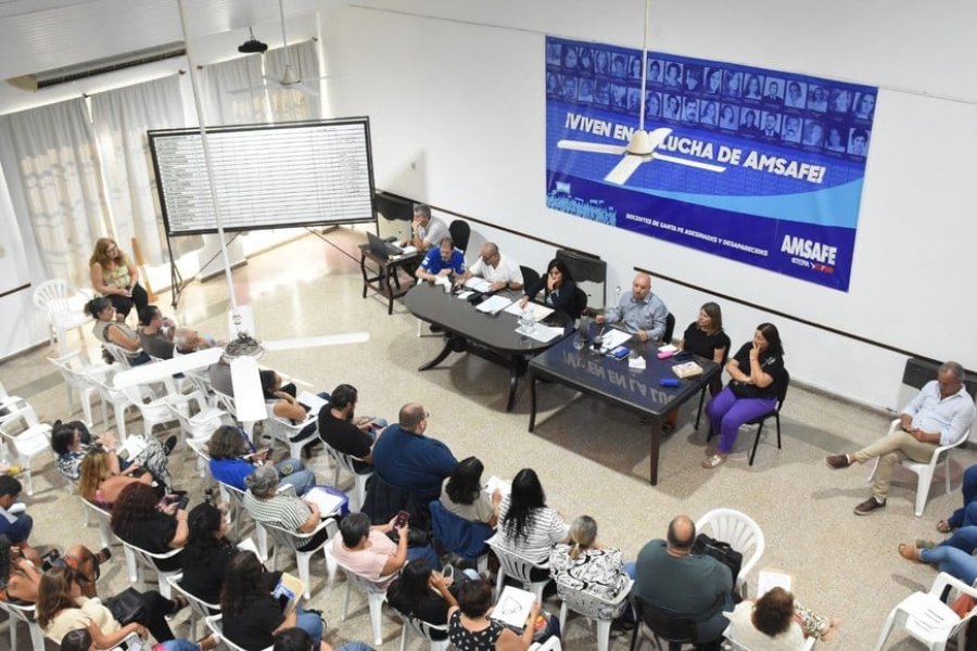 El secretario General de Amsafe provincial, Rodrigo Alonso, presidi&oacute; la asamblea a la que asisti&oacute;, entre otros, la titular de la Delegaci&oacute;n Castellanos, Gabriela Werlen. (FOTO AMSAFE)
