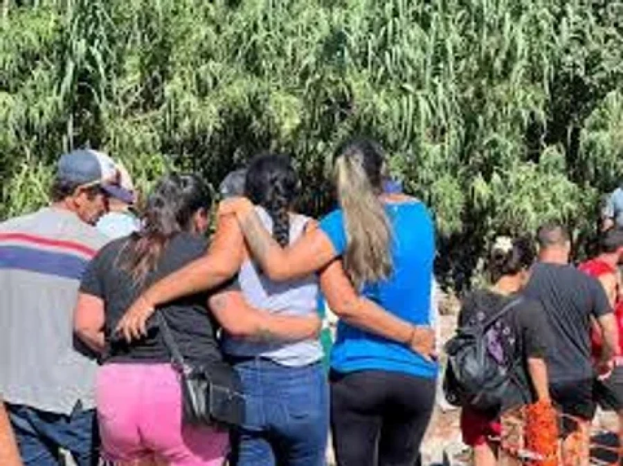 Los familiares durante el operativo de b&uacute;squeda.