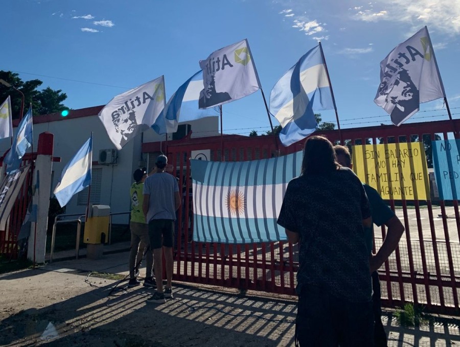 Trabajadores de L&aacute;cteos Ver&oacute;nica frente al port&oacute;n principal de la planta de Lehmann.