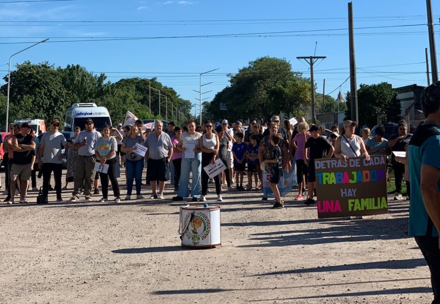Las familias de los trabajadores se sumaron a la protesta.