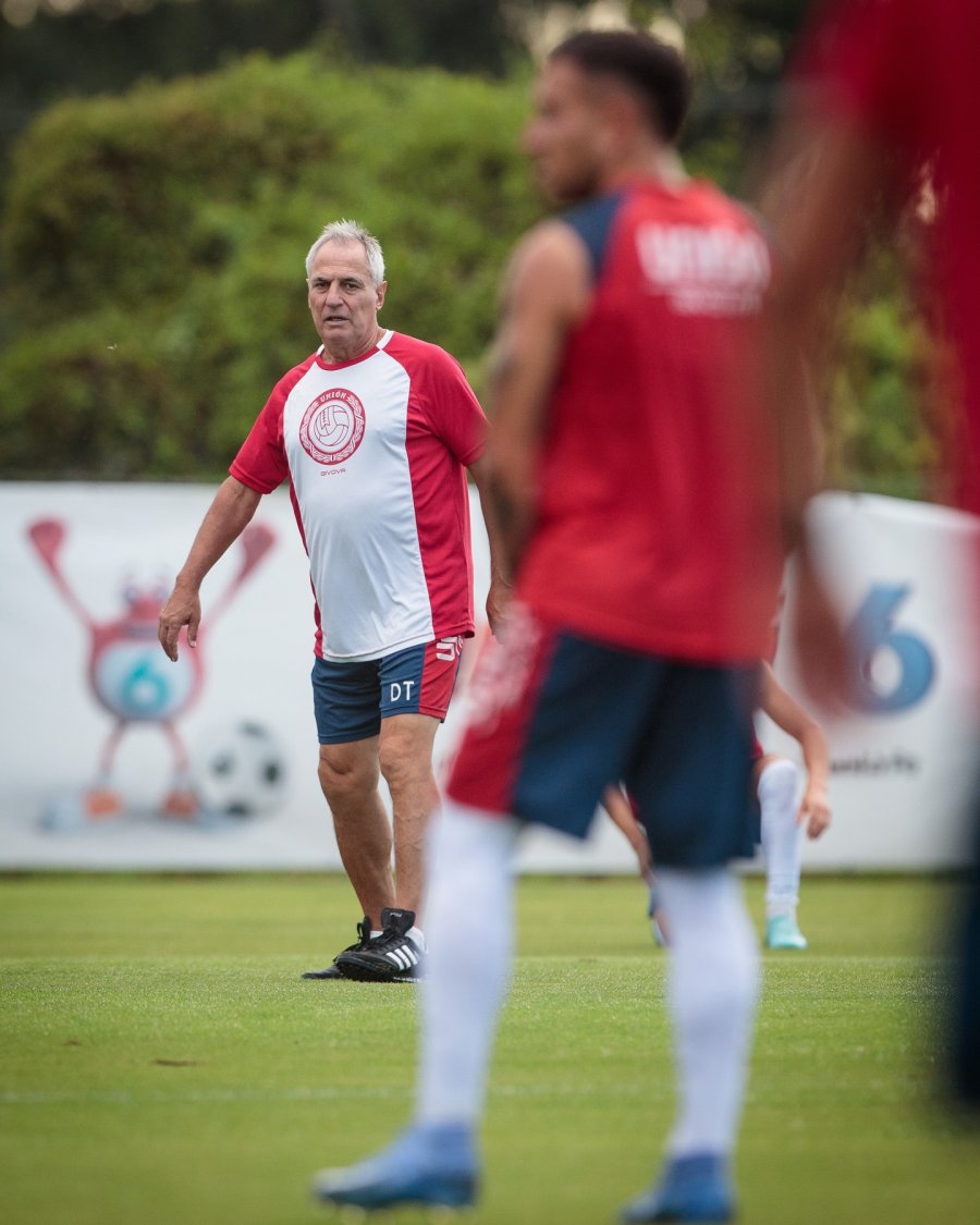 ENTRENADOR. Leonardo Madel&oacute;n.