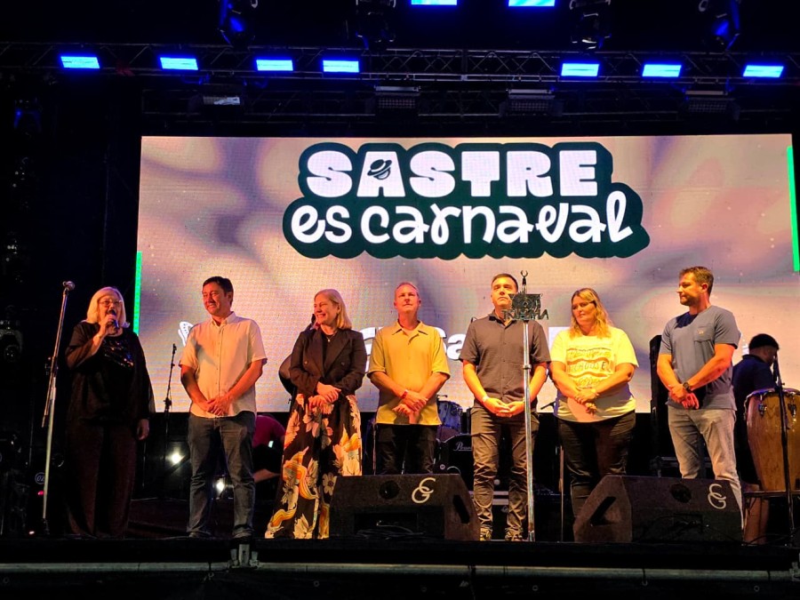 Gisela Scaglia junto a las autoridades en Sastre, entre ellas la intendente Mar&iacute;a del Carmen Amero de Brunazzo y el senador provincial, Esteban Motta.