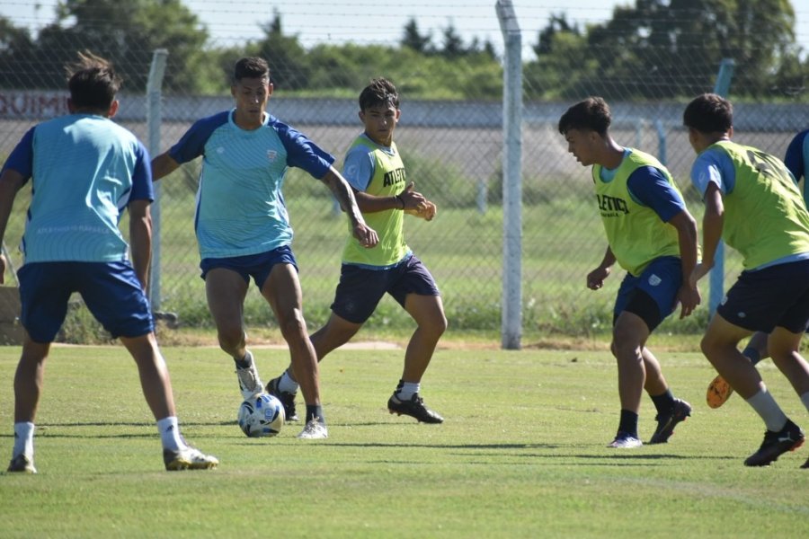 ENTRENAMIENTO. La Crema trabaj&oacute; este lunes pensando en Temperley, rival del domingo.