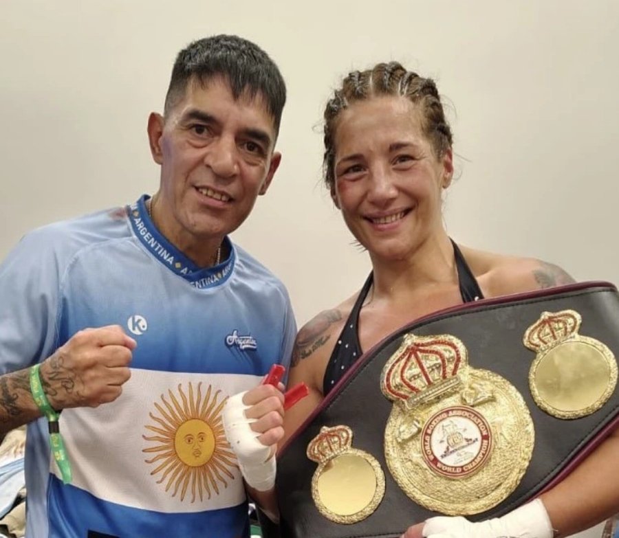 CAMPEONA. La experimentada boxeadora junto a Mario Narv&aacute;ez.