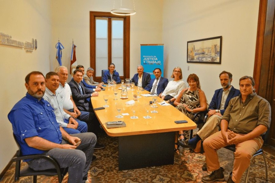 Representantes de entidades agropecuarias, funcionarios del Gobierno provincial y fiscales durante la reuni&oacute;n.
