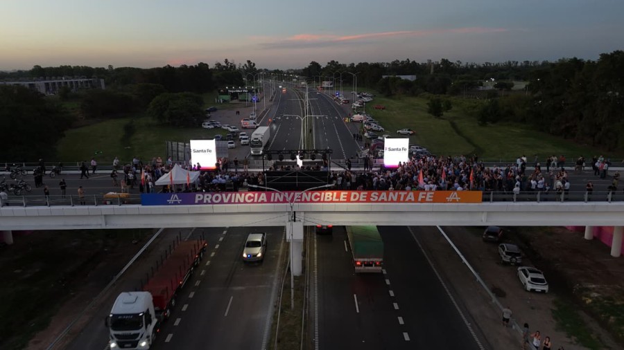 Las autoridades se ubicaron en uno de los puentes sobre la Autopista para el acto de inauguraci&oacute;n. (FOTO SCS)