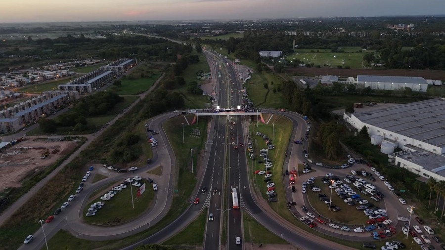 Una vista a&eacute;rea desde el inicio del tramo de tres carriles de la Autopista Santa Fe - Rosario. (SCS)