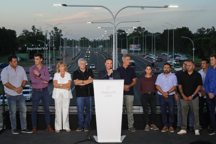 El ministro de Obras P&uacute;blicas, Lisandro Enrico y el titular de Vialidad Provincial, Pablo Seghezzo entre otros. (SCS)
