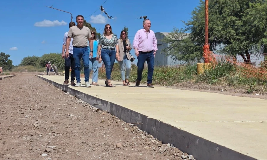 La comitiva durante la recorrida.
