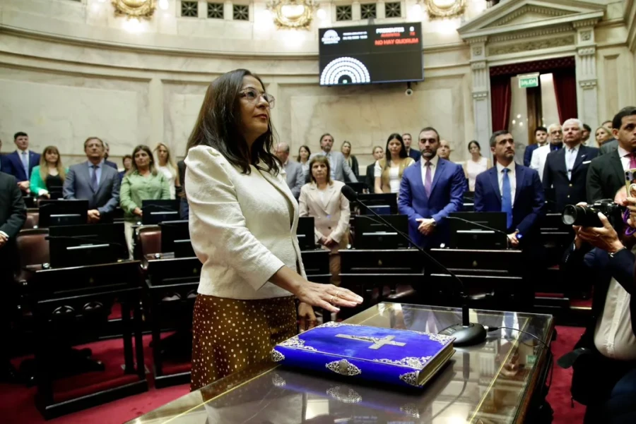 Carolina Moises jura como Vicepresidenta del Senado.