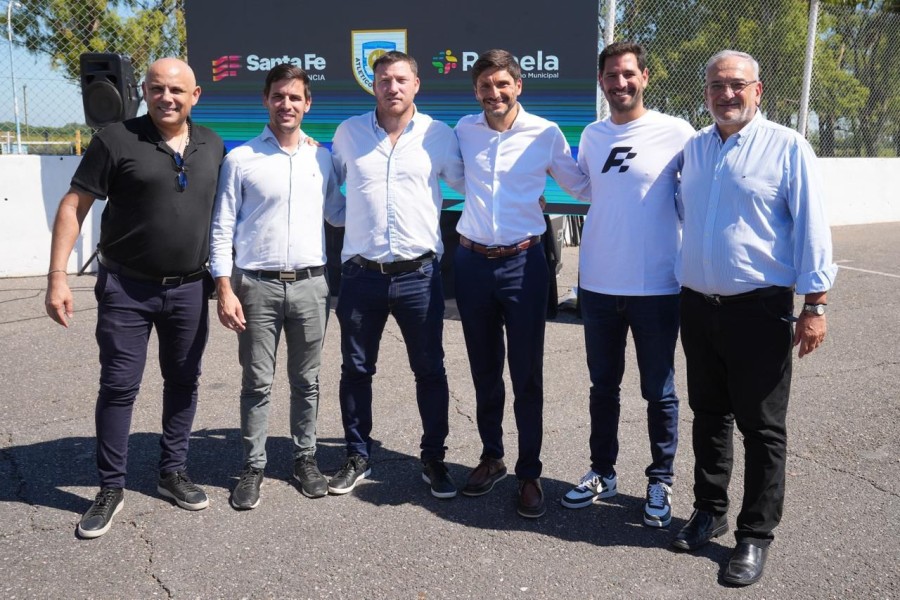 El gobernador Maximiliano Pullaro, el intendente, Leonardo Viotti, el senador Alcides Calvo, el presidente de Atl&eacute;tico, Francisco Paravano, el piloto de TC, Facundo Ardusso y Mauro Medina.