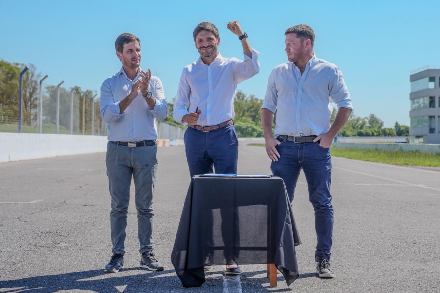 El intendente Leonardo Viotti, el gobernador Maximiliano Pullaro y el presidente de Atl&eacute;tico, Francisco Paravano, en la recta del Aut&oacute;dromo donde se firm&oacute; el convenio. (FOTO SCS)