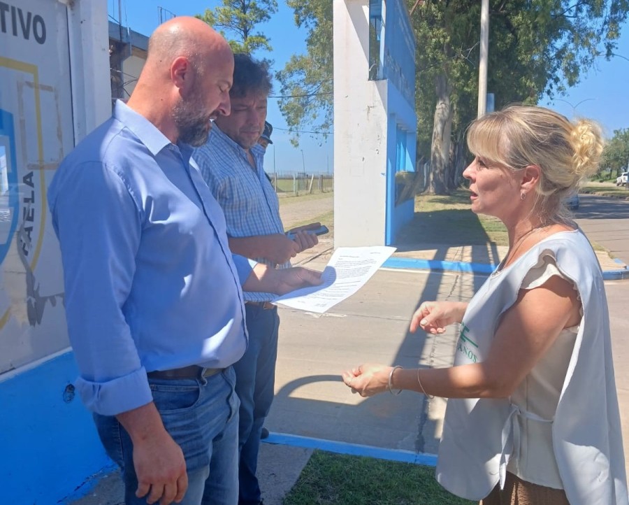 La titular de AMSAFE Castellanos, Gabriela Werlen, entrega la carta a Sebasti&aacute;n Rancagno en el ingreso al Aut&oacute;dromo.