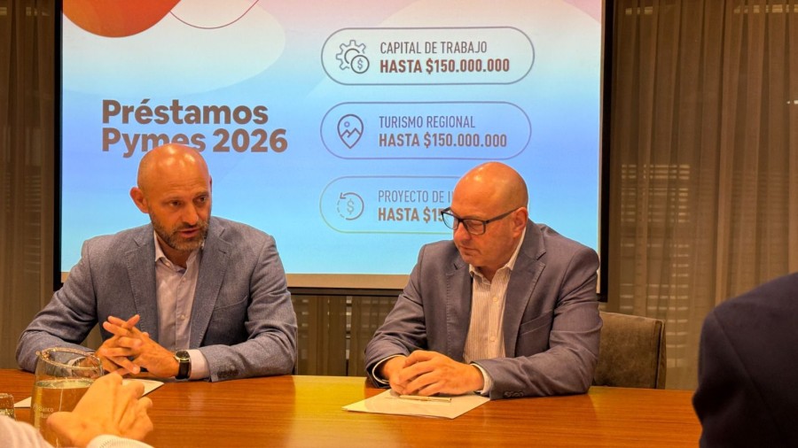 El ministro de la Producci&oacute;n, Gustavo Puccini, y el presidente del Banco Municipal de Rosario, Claudio Forneris.