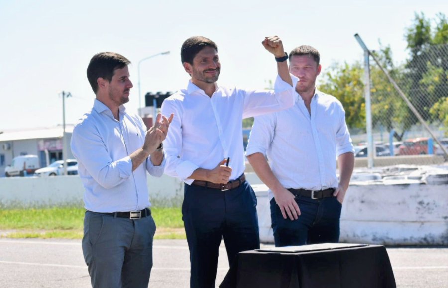 El gobernador Pullaro festeja con el pu&ntilde;o cerrado la firma del convenio, acompa&ntilde;ado por Viotti y Paravano.