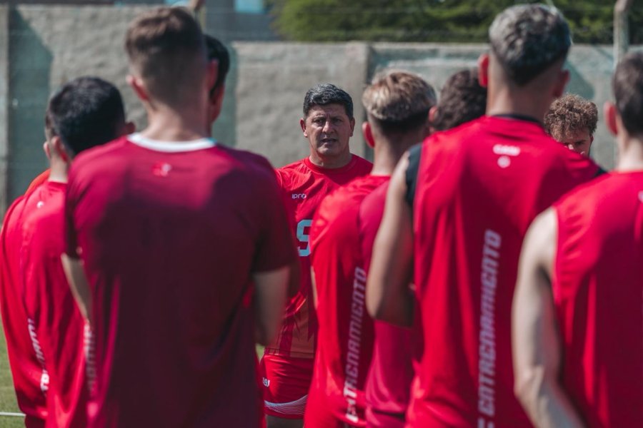 PROBANDO. Varela seguir&aacute; d&aacute;ndole forma al modelo 2026 de su equipo.