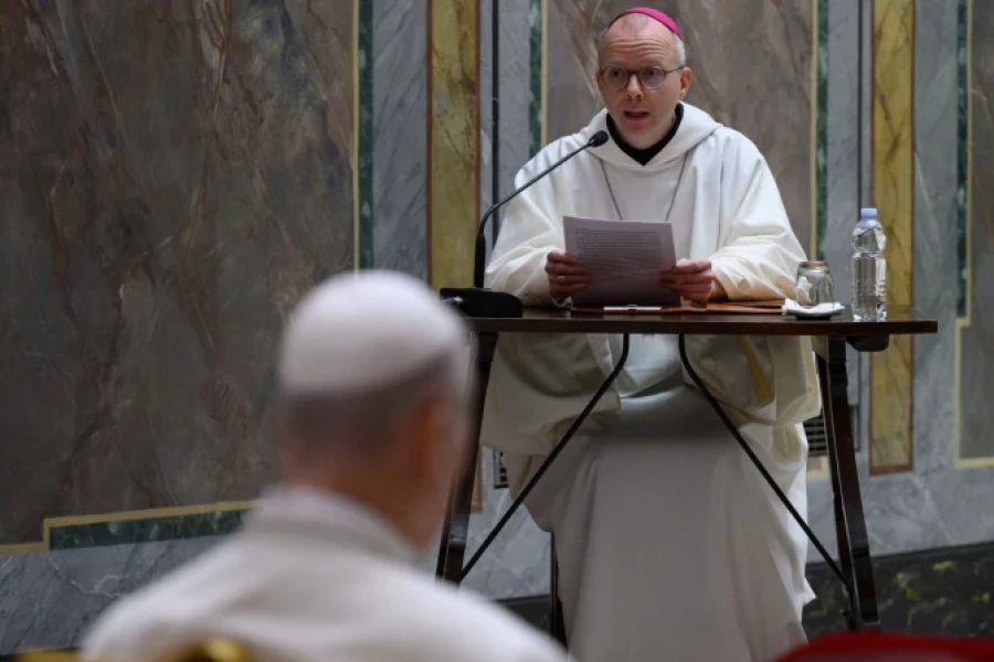 Mons. Varden durante el primer d&iacute;a de los Ejercicios Espirituales en el Vaticano.