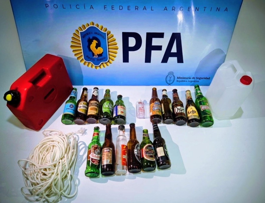 Los agentes policiales secuestraron tambi&eacute;n un bid&oacute;n para transportar combustible, botellas y material para las mechas de las bombas 'molotov'. (FOTO PRENSA POLIC&Iacute;A FEDERAL)