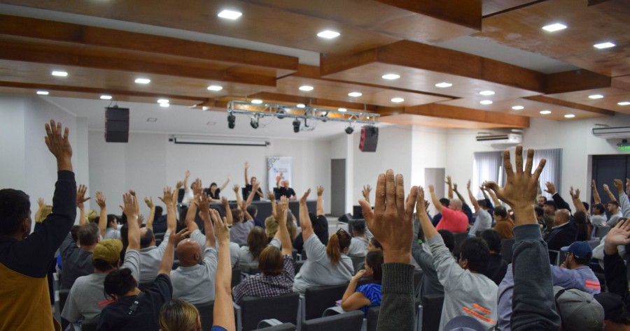 Los trabajadores municipales levantaron la mano para apoyar por unanimidad el plan de lucha en Rafaela. (FOTO PRENSA SEOM)