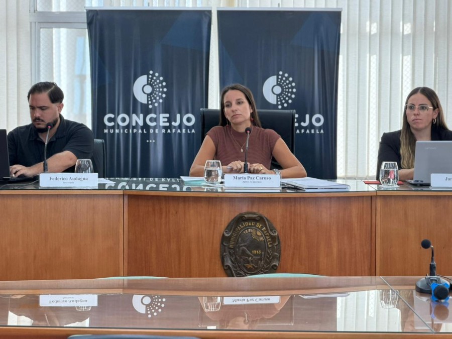 La sesi&oacute;n extraordinaria del Concejo fue presidida por la vicepresidente 1&deg;, Mar&iacute;a Paz Caruso, en la foto junto al secretario Federico Audagna y la prosecretaria Janisse Lamas.