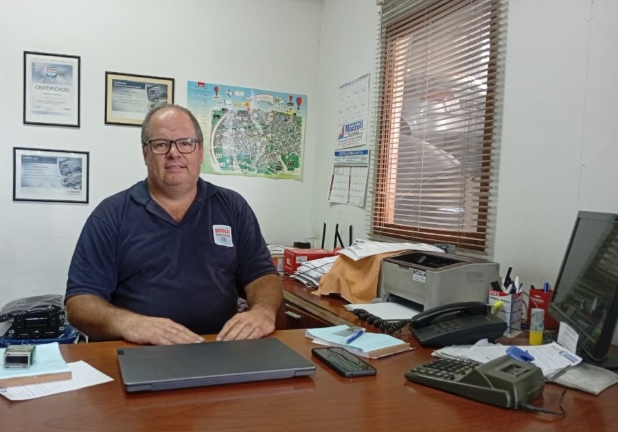 Cristian Torreano en su oficina dentro del taller mec&aacute;nico de avenida Salva al 349 de Rafaela.