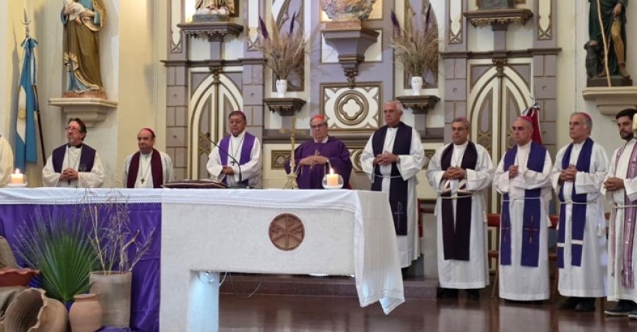 Los obispos durante la celebraci&oacute;n de la Misa.