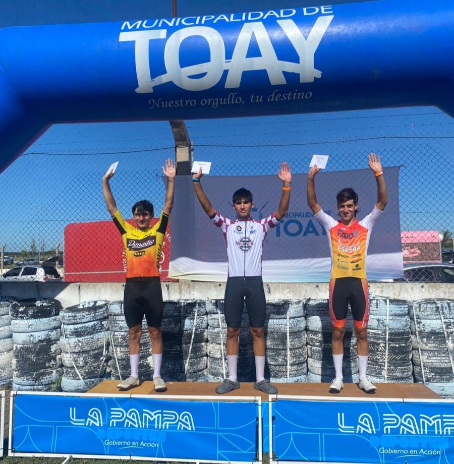 ANDUVO FUERTE. Federico Dalmasso en el centro del podio de una de las etapas que gan&oacute;.