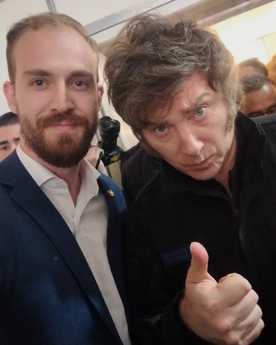Bryan Mayer, referente de La Libertad Avanza en Rafaela, en una foto con el presidente, Javier Milei..