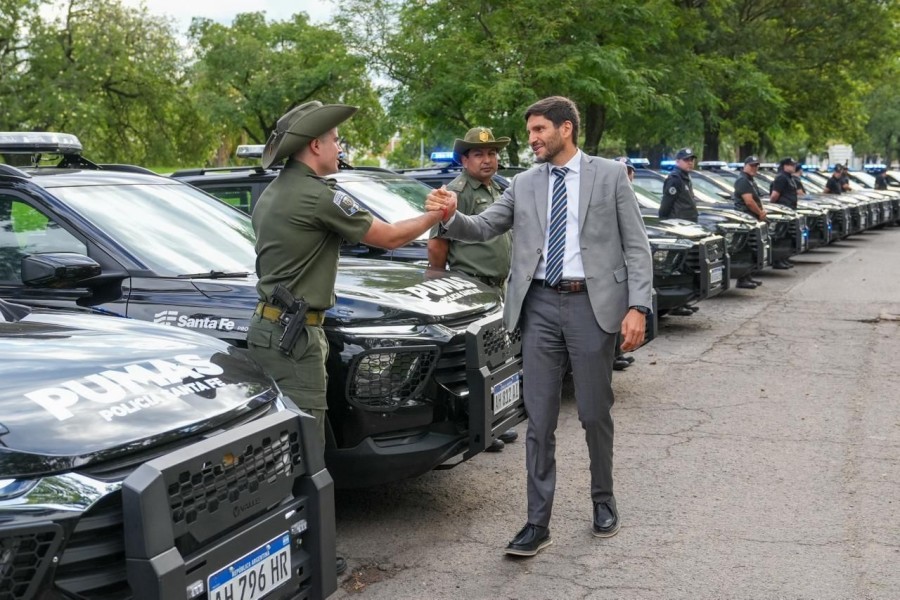 Pullaro encabez&oacute; este viernes en la ciudad capital la entrega de 116 camionetas 0 km totalmente equipadas destinadas a la Polic&iacute;a provincial.