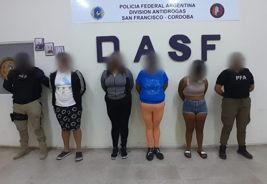 Los cuatro detenidos junto a agentes de la Polic&iacute;a Federal.