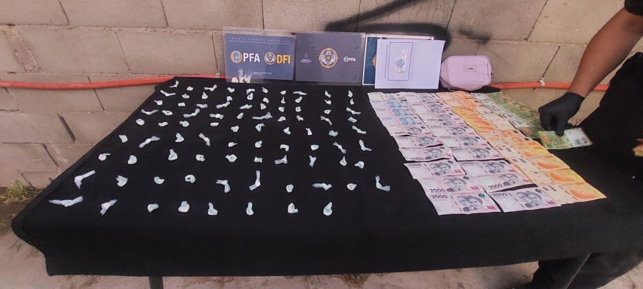 Parte de la droga y el dinero secuestrado durante los allanamientos en Barrio Acapulco. (FOTO PFA)