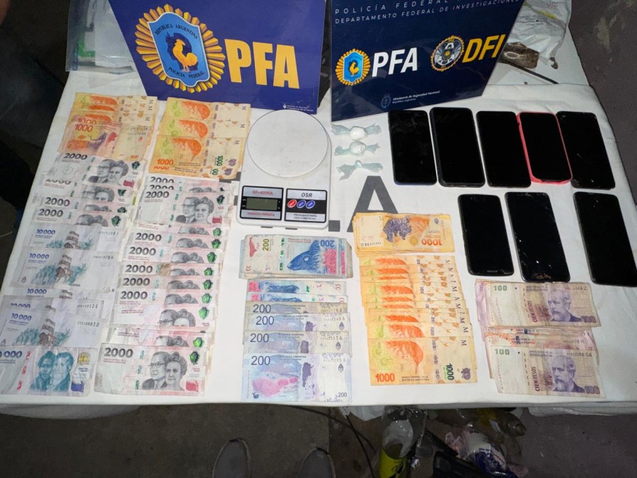M&aacute;s dinero y tel&eacute;fonos celulares de la banda de Barrio Acapulco. (FOTO PFA)
