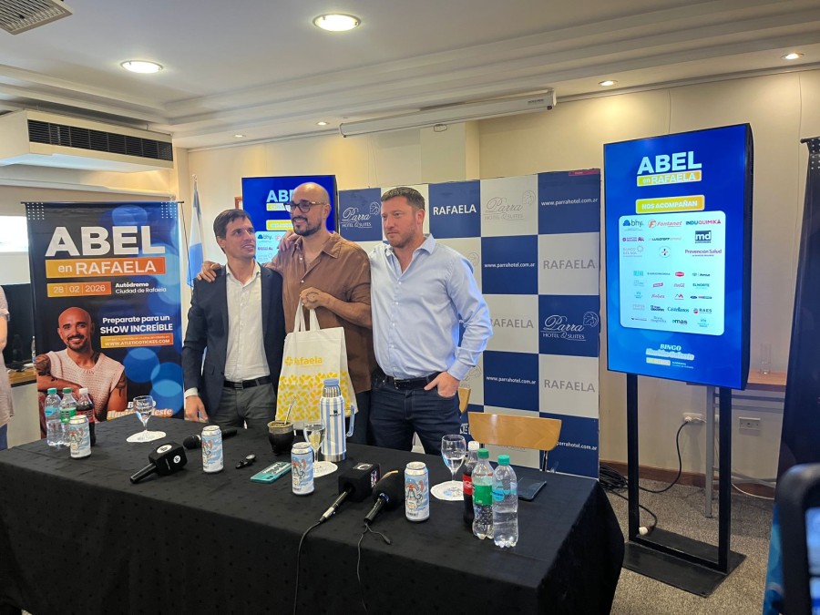Abel Pintos junto al intendente Leonardo Viotti y el presidente del Club Atl&eacute;tico de Rafaela, Francisco Paravano.