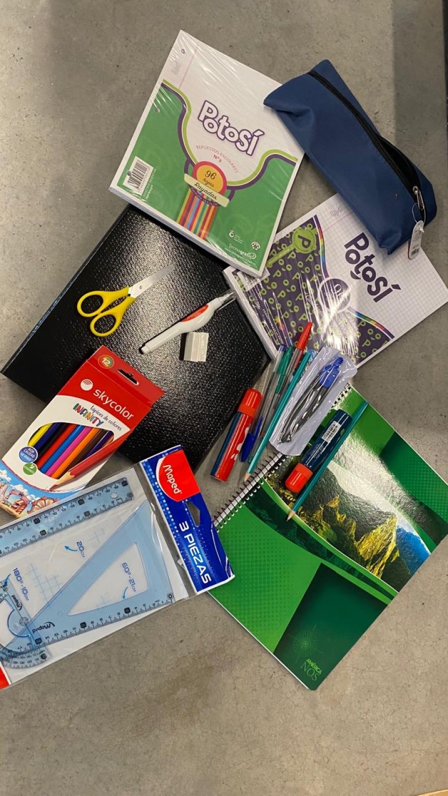Entrega de kits escolares.