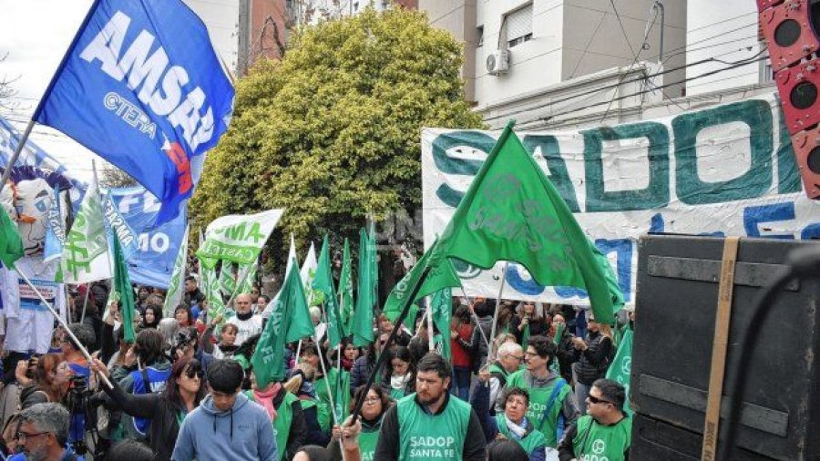 AMSAFE, SADOP y UDA llamaron a huelga este lunes.