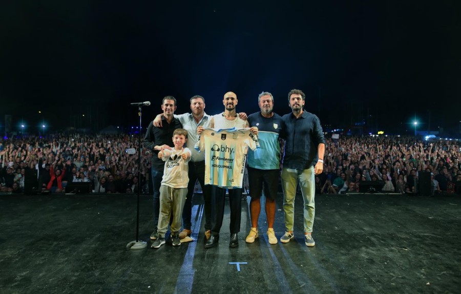 Abel Pintos cerró la noche con un show espectacular.