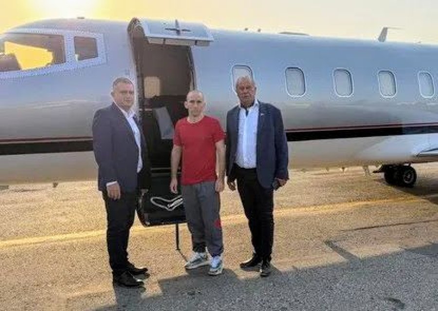 El gendarme Nahuel Gallo (centro) antes de embarcar con destino a la Argentina.