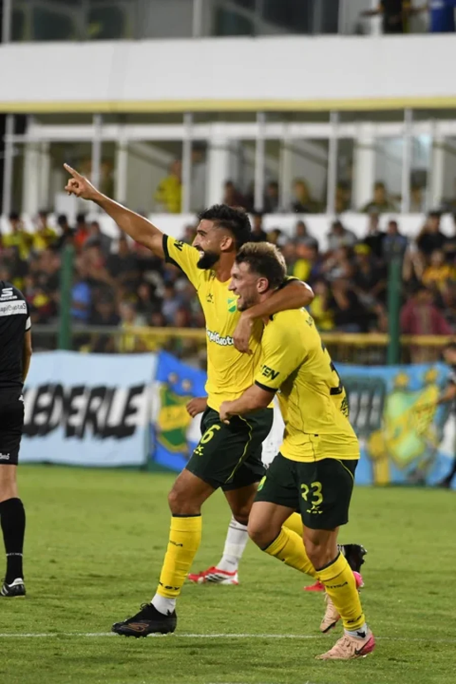 HALC&Oacute;N. Defensa igual&oacute; con el campe&oacute;n de la Recopa.